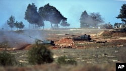 Depuis la frontière, l'armée turque bombarde très souvent la Syrie à Kilis, en Turquie,16 février 2016.