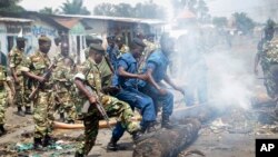 La police et l'armée burundaise défont des barricades de l'opposition à Cibitoke, le 25 mai 2015. (AP Photo/Berthier Mugiraneza)