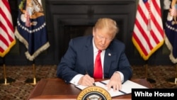 Le président Donald J. Trump signe le decret relatif aux sanctions contre l'Iran, à Bedminster, le 5 août 2018