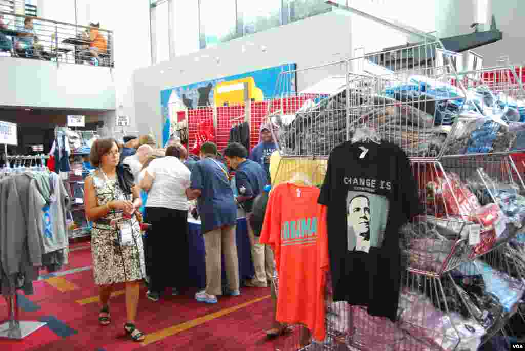 Delegates and Democratic National Convention visitors crowd one of the merchandise stores in Charlotte, September 3, 2012. (J. Featherly/VOA)