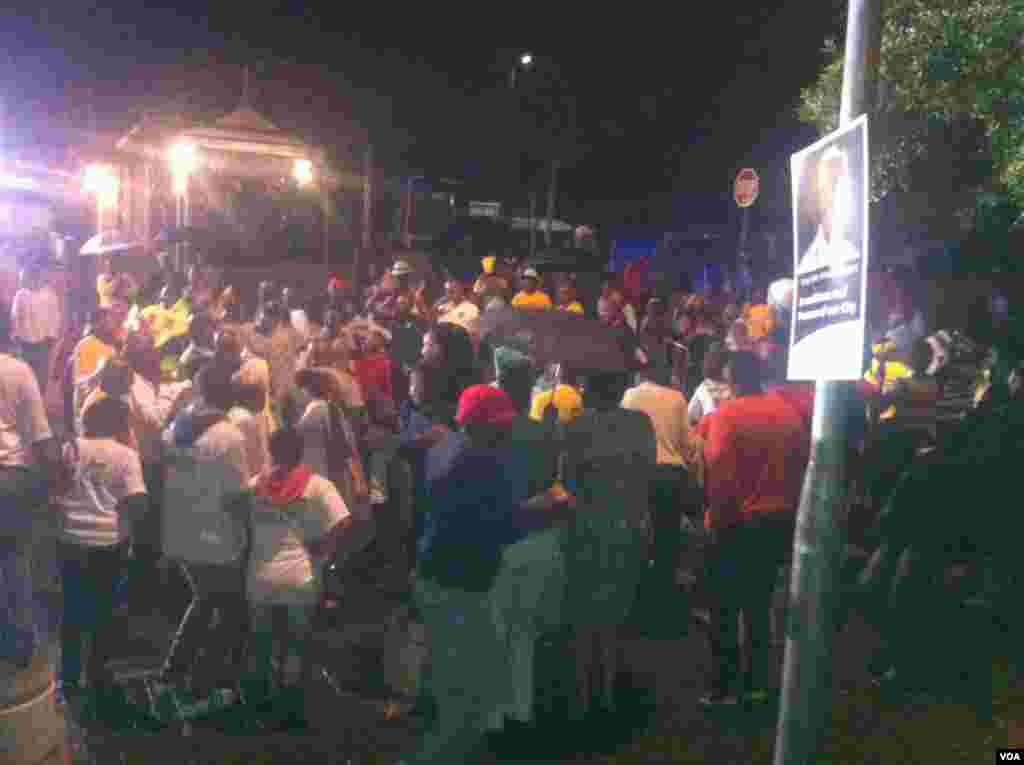 Las personas llegaron hasta la casa de Nelson Mandela para rendirle tributo al enterarse de su muerte.
