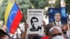 En Caracas, capital de Venezuela, manifestantes portan pancartas en favor de la liberación del colombiano Alex Saab, cercano colaborador del presidente Nicolás Maduro.