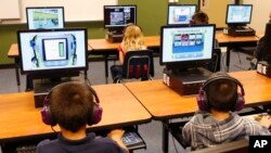 Etudiants à une lecture académie d'été à Buchanan travaux de l'école primaire dans le laboratoire d'informatique à l'école à Oklahoma City .