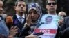 Tenant une photo de Jamal Khashoggi, la Yéménite Tawakkol Karman, Prix Nobel de la paix 2011, parle à la presse devant le consulat saoudien, Istanbul, Turquie, le 5 octobre 2018. 