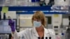 Seorang teknisi lab bekerja selama penelitian tentang virus corona, di anak perusahaan Johnson & Johnson Janssen Pharmaceutical di Beerse, Belgia, Rabu, 17 Juni 2020. (Foto: AP)