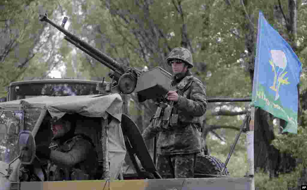 Tentara penerjun payung Ukraina menetapkan posisi di Slovyansk, Ukraina (2/6). (AP/Efrem Lukatsky)