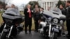 Президент Трамп з керівниками і профспілковцями компанії Harley-Davidson біля Білого дому 2 лютого 2017 р.