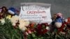 На фото - приклад антиамериканської та антиукраїнської пропаганди від Росії у Криму. Надпис на плакаті: "Севастополь горює. Америці та Зеленському немає пробаченя". REUTERS/Alexey Pavlishak
