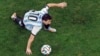 Débusqué après avoir tenté d'aller incognito au théâtre, Messi reçoit une ovation