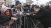 Позафракційнийдепутат Петро Порошенко розмовляє з дитиною під час Народного віче на Майдані Незалежності в Києві, 12 січня 2014 року
