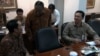 Gubernur Jakarta Ahok (kanan) dan Walikota Bandung Ridwan Kamil (kiri) saat rapat di Istana Presiden, Jakarta, Kamis, 2 April 2015 (Foto: VOA/Ahadian)