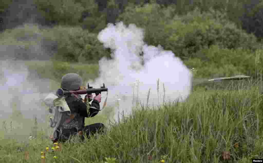Seorang anggota batalion pertahanan diri "Donbass" sedang berlatih di markas Pasukan Nasional Ukraina, dekat Kyiv (2/6). (Reuters/Valentyn Ogirenko)