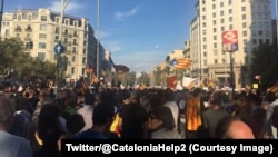 Quelque 450.000 Catalans, selon la police municipale, ont manifesté dans le centre-ville de Barcelone pour réclamer l'indépendance de leur région, 21 octobre 2017. (Twitter/@CataloniaHelp2)