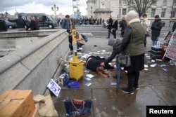 Seorang perempuan yang terluka setelah insiden penembakan di jembatan Westminster di London, 22 Maret 2017.