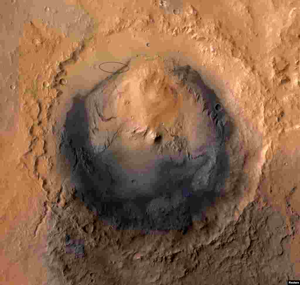 这幅火星盖尔陨坑图上的椭圆标记(左上)是NASA火星科学实验室任务的着陆目标。