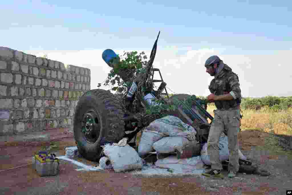 A Syrian rebel fires shells against government forces in Idlib, northern Syria, May 23, 2013.