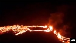 Cette photo fournie par l'Office météorologique islandais montre une éruption sur la péninsule de Reykjanes, dans le sud-ouest de l'Islande, le vendredi 19 mars 2021.