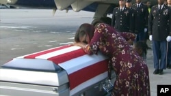 Myeshia Johnson menangis di atas peti yang membawa jenazah suaminya Sgt. La David Johnson, yang terbunuh dalam serangan di Niger, di Miami, Florida, 17 Oktober 2017. (Foto: videograp).