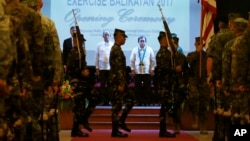 De izquierda a derecha, el embajador de EE.UU. en Filipinas, Sung Kim, el ministro de Defensa filipino, Delfin Lorenzana, y el subsecretario de Relaciones Exteriores Ariel Abadilla, asisten a la ceremonia de inauguración de los ejercicios miliatres conjuntos en Filipinas.
