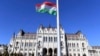 Национальный венгерский флаг на фоне здания парламента в Будапеште. 2020г. 