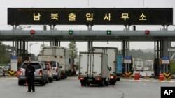 Kendaraan dari Korea Selatan melintasi gerbang Kawasan Industri Kaesong di Korea Utara (Foto: dok). Korea Utara dan Selatan kembali gagal mencapai kesepakatan dalam upaya pengoperasian kembali kawasan ini, Rabu (17/7).