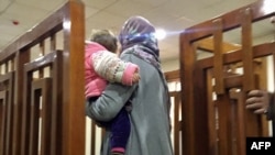 Une photo prise lors de l'audience ou comparaissait Melina Bougedir, une autre jihadiste arretee en Irak, a Bagdad, le 19 fevrier 2018