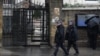 Патруль поліції біля посольства Росії в Лондоні