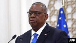Menteri Pertahanan AS Lloyd Austin berbicara dalam sebuah konferensi pers di kantor kementerian luar negeri di Doha, Qatar, pada 7 September 2021. Austin mengunjungi beberapa negara Teluk pada minggu lalu. (AFP/Olivier Douliery)