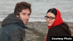 آرش صادقی،‌ زندانی سیاسی سابق در کنار همسر خود گلرخ ایرایی، فعال مدنی زندانی 