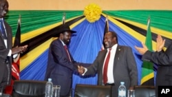 Salva Kiir et Riek Machar, le 21 janvier 2015 à Arusha. (AP Photo