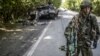 Бойовик угрупування «ДНР» біля знищеного танка українських військ, 22 липня 2014 року