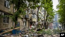 Наслідки попередніх обстрілів Дніпра у квітні 2024 року. 4 червня Росія знову атакувала місто та поранила щонайменше 8 осіб, серед яких 2 дітей. Фото: Дніпропетровська ОВА через AP