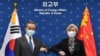 왕이 중국 외교부장과 강경화 한국 외교장관이 26일 서울에서 회담했다.