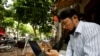Aktivis Vietnam, Anh Chi, sedang meramban internet di Kafe Tu Do (Kebebasan) di Hanoi, Vietnam, 25 Agustus 2017. 