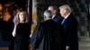 La magistrada Amy Coney Barrett al ser juramentada en una ceremonia en la Casa Blanca la semana pasada.