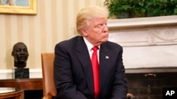 Donald Trump lors de sa rencontre avec Barack Obama au Bureau Ovale de la Maison Blanche, 10 novembre 2016.