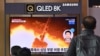 지난 25일 한국의 서울 시민들이 철도역에 설치된 TV를 통해 북한 미사일 발사 관련 뉴스를 시청하고 있다. (자료사진)