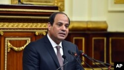 Foto yang menunjukkan Presiden Abdel-Fattah el-Sissi, berbicara di parlemen di Kairo, 13 Feb, 2016 (MENA via AP)