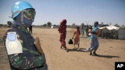 Un soldat de la Minuad (force conjointe ONU-UA au Darfour) assurant la sécurité (10 janvier 2011)