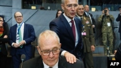 Генеральний секретар НАТО Єнс Столтенберг (справа) вітає міністра оборони Канади Білла Блера (ліворуч) під час засідання Ради Україна-НАТО у штаб-квартирі НАТО в Брюсселі, 13 червня 2024 року. SIMON WOHLFAHRT/AFP