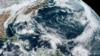 La imagen satelital puesta a disposición el martes por la NOAA muestra la tormenta tropical Eta a las 10:40 am EST en el Golfo de México; Theta, a la derecha, y una onda tropical al sur que los meteorólogos decían que podía ser Iota.