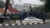Aparat Brimob Polda Metro Jaya memperketat penjagaan di sekitar Kedubes AS di jalan Medan Merdeka Selatan, Jakarta (21/9).