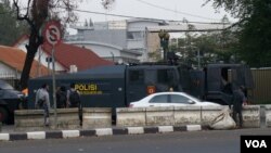 Aparat Brimob Polda Metro Jaya memperketat penjagaan di sekitar Kedubes AS di jalan Medan Merdeka Selatan, Jakarta (21/9).
