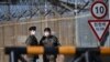 한국군 장병들이 비무장지대(DMZ)로 향하는 검문소에서 근무하고 있다. (자료사진)