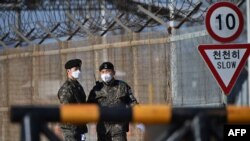한국군 장병들이 비무장지대(DMZ)로 향하는 검문소에서 근무하고 있다. (자료사진)