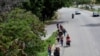 Migrantes venezolanos caminan hacia la frontera entre Venezuela y Colombia durante el brote de la enfermedad del coronavirus, en San Cristóbal. el 4 de noviembre de 2020.