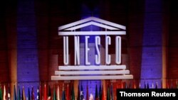 El logotipo de la UNESCO se ve durante la apertura de la 39a reunión de la Conferencia General de la UNESCO en su sede en París.