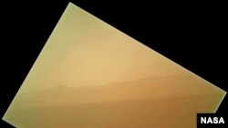 美国宇航局，图像从远处显示火星盖尔陨坑的北部山壁和山脊的头一张彩色照片