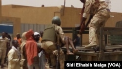 Des militaires maliens sur les lieux d'une attaque dans la région de Gao, au Mali, le 1er juillet 2018. (VOA/ Sidi Elhabib Maiga)