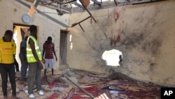 Serangan bom Boko Haram menghancurkan sebagian bangunan masjid di Maiduguri, Nigeria, Jumat 23 Oktober (foto: dok).